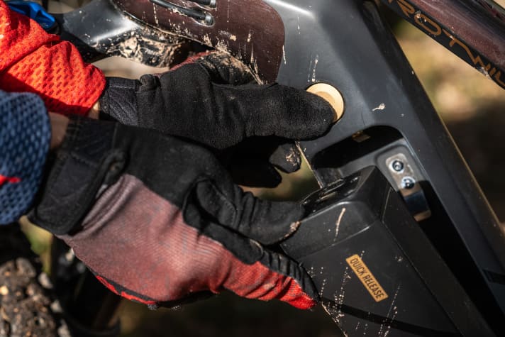 The interchangeable battery function is an ingenious feature on the Rotwild that is not available on any other light e-bike. It can be changed in a flash, is lightweight and looks totally tidy. It couldn't be better. The bike was perfect for long days in the bike park without using the lift.