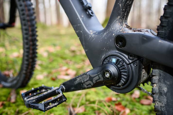 Hör mal, wer da klickert? Zum ersten Mal ist uns in diesem Test ein leichtes Freilaufgeräusch beim TQ HPR 50 aufgefallen. Im Bereich des Ausfadens – in Modus 1 also zwischen 19 und 21 Km/h - hört man ihn sehr leise klackern. Da das Rad insgesamt extrem leise ist, und schon bei lockerem Dahinradeln schnell an der Unterstützungsgrenze landet, fällt das beim Rotwild mehr auf, als bei anderen Bikes mit dem Motor. Das ist aber wirklich Meckern auf höchstem Niveau. Leiser als ein TQ kann ein E-Motor ansonsten nicht sein!