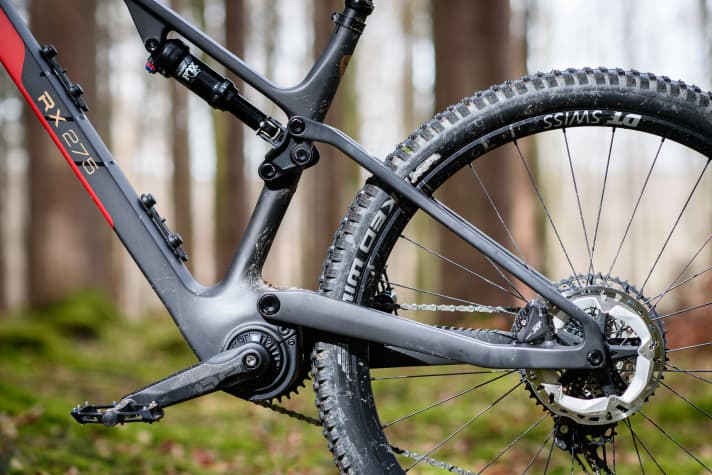 TQ drive and a full carbon frame (2350 grams in size M) are the ingredients for a lightweight downcountry eMTB. The rear triangle with flexing seat stays releases 120 millimetres.