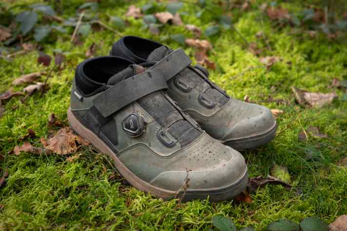 The Shimano GE9 is Shimano's top model for clickie riders who like to ride fast downhill. Stable and robust, the fit scores highly. Expensive but close to the perfect enduro click shoe.