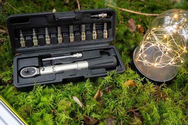 Even simple torque spanners protect against gross errors when screwing and thus regularly save expensive carbon parts.