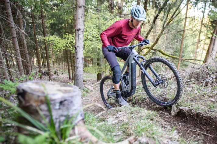 With its high-traction chassis and central riding position, the Simplon Rapcon Pmax with Pinion drive also climbs steep key sections.