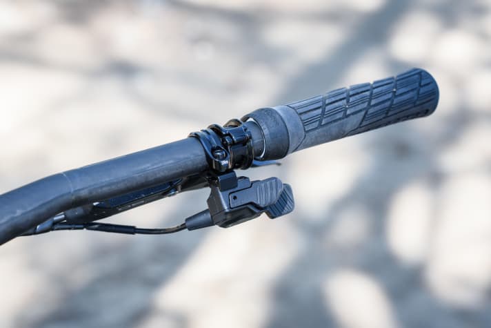 The shift commands are transmitted electronically via a cable from the very well-designed TE1 shift lever to the gearbox. The trigger is ergonomically designed, crisp and intuitive to operate.