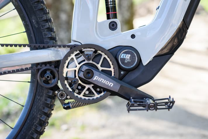 MGU E1.12 is the name of the motor-gearbox unit from Pinion that simultaneously provides thrust and gear changes in the Simplon Rapcon Pmax Pinion. The integrated gearbox delivers 12 gears with a bandwidth of 600 per cent.