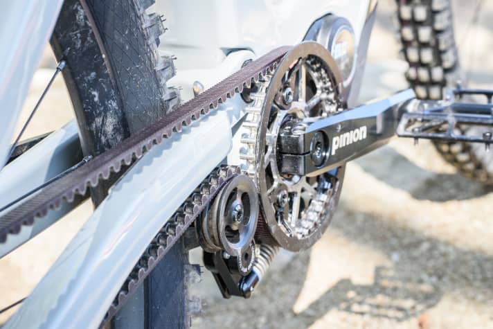 Riemen statt Kette! Die meisten Hersteller nutzen die Motor-Getriebe-Einheit mit einem Riemen. Leise und wartungsarm. Der massive Kettenspanner sitzt direkt hinter der Riemenscheibe.
