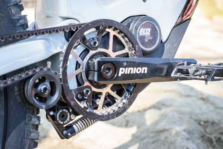 All the weight goes deep into the bike. A massive tensioner behind the pulley ensures tension on the belt.