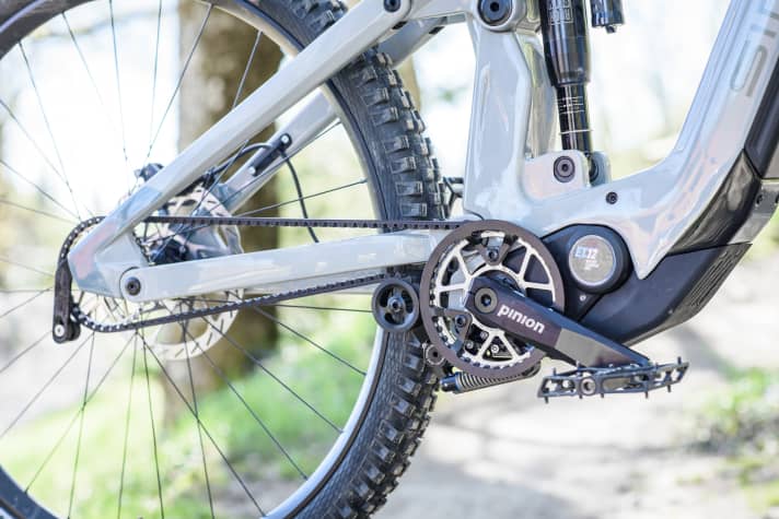 Not super compact, but not conspicuously bulky either. The Pinion MGU in the carbon frame of the Simplon Rapcon Pmax. The fact that there is a motor AND gears in here is remarkable.