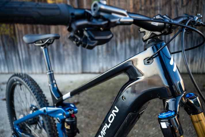 Schrauber freut's: Simplon kehrt zurück zur klassischen, röhrchengeführten Zugverlegung.