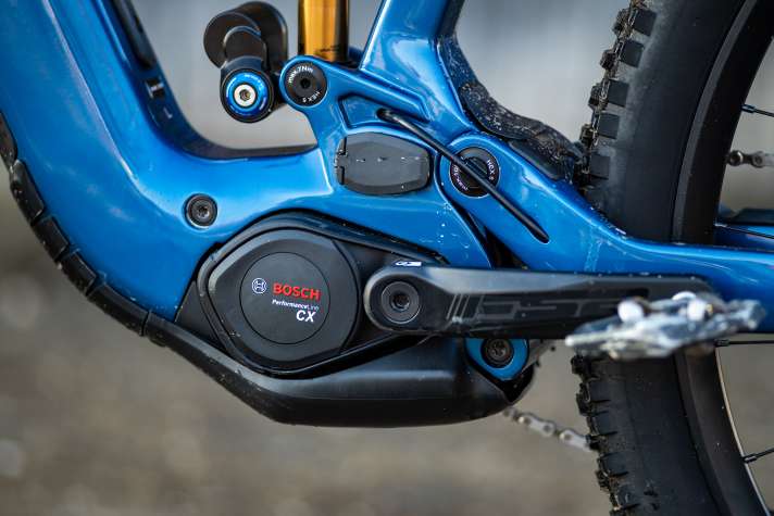 Der Bosch CX liefert bis zu 100 Nm und 750 Watt und klappert bergab nicht mehr.