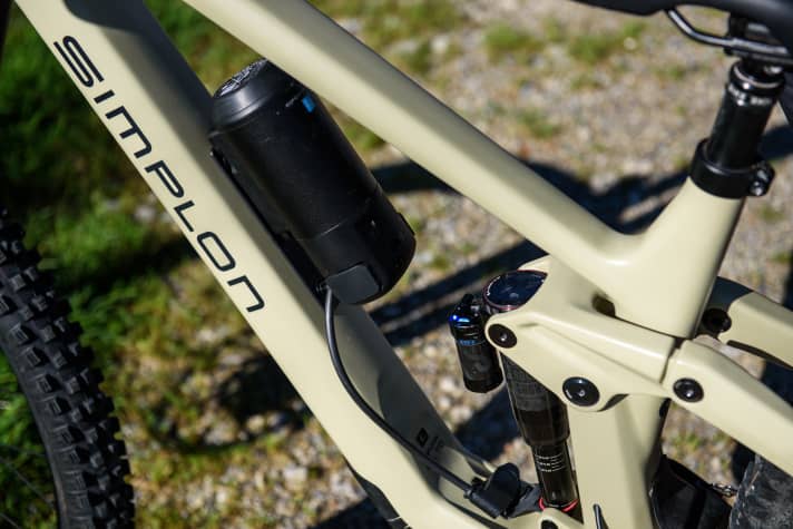 Gib mir mehr! Ein Zusatz-Akku ist bei Light-E-MTBs ein großes Thema, sobald die Runde länger werden soll. Bei Simplon mit TQ passen 160 Wh zusätzlich ans Bike, bei M1 mit Bosch SX 250 Wh. M1 hat obendrein mit Wechsel-Akku die Option auf 400 Wh aus einer zweiten Batterie.