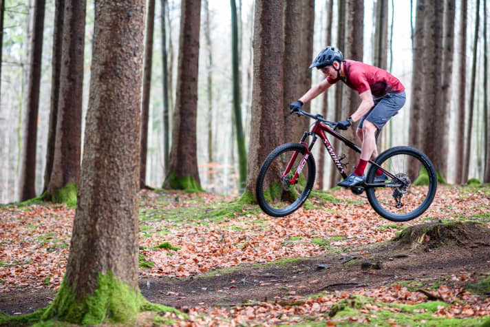Das Fliegengewicht in die Luft zu befördern fällt auch dank des poppigen Hinterbaus extrem leicht. Damit vermittelt das spritzige Bike viel Fahrspaß bergab und belohnt versierte Piloten mit Geschwindigkeiten, die man einem XC-Bike bergab nicht zutraut.