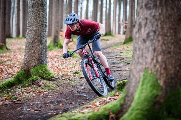 Always keep going: With its flat geometry, the Epic World Cup encourages you to take the knife between your teeth on the downhill. But beware: the firm racer is not very forgiving in the wet.