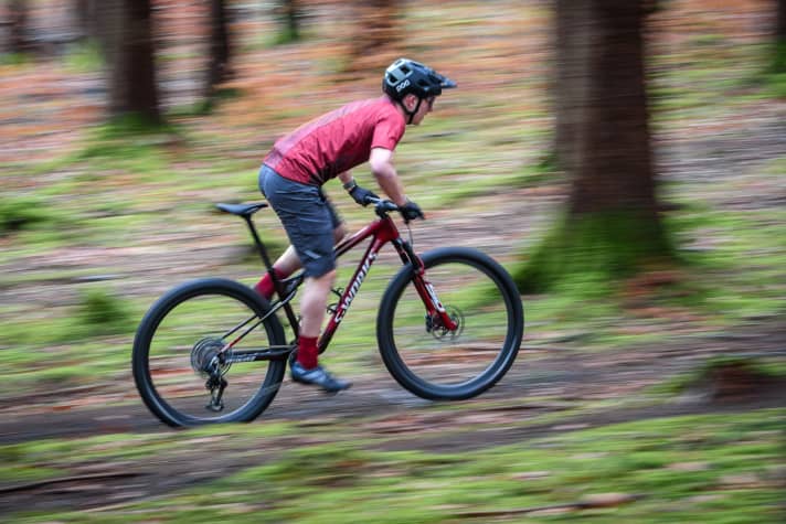 The Epic World Cup shoots forwards efficiently with its low weight and light wheels. Even in the comfortable setup, the shock doesn't even bob when pedalling.