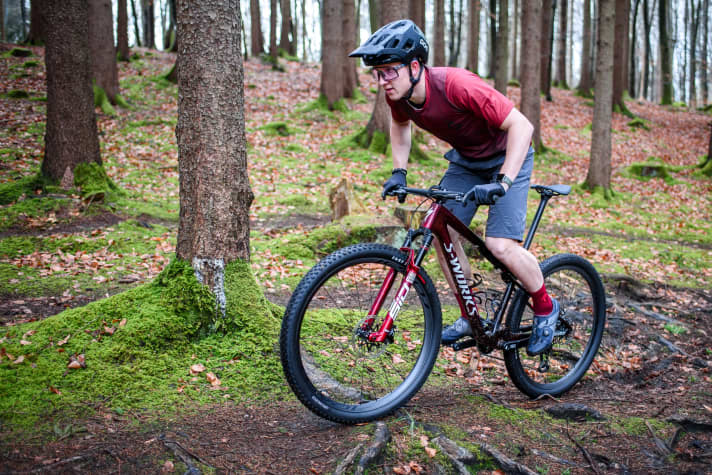 Even in the most comfortable setup, the rear end is firm on the climbs and not ultimately sensitive. A classic race bike offers more traction and comfort.