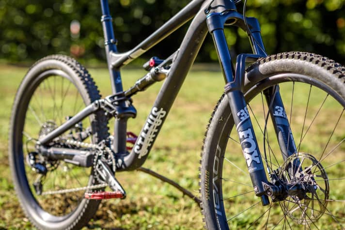 With 160 millimetres of travel, the 36 mm Fox offers the least travel in the comparison.