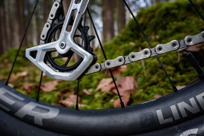 The "Magic Wheel" on the transmission derailleur has a special function, as it continues to turn when a stick is stuck in the derailleur pulley. In practice, undergrowth occasionally got stuck in the oversized openings.