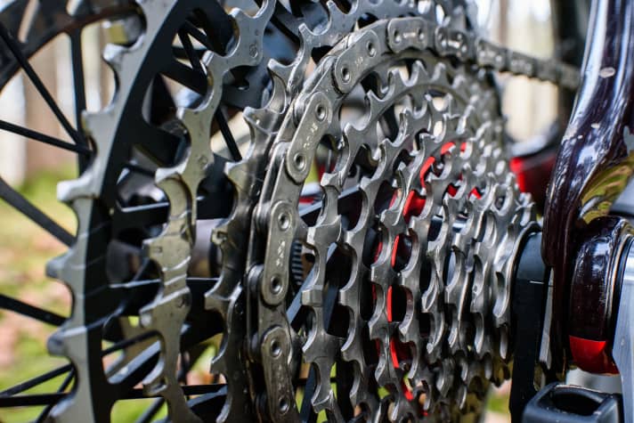 Die neue Flattop-Kette sieht der bekannten Rennrad-Kette zum verwechseln ähnlich. Doch das Transmission-Modell wurde explizit fürs Mountainbike entwickelt.