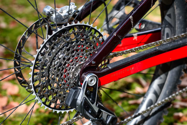 The transmission cassette has been redesigned from the ground up. New tooth design, new shifting aids, new construction, new gradation.