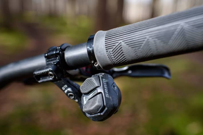 Auch wenn die etwas klobige Optik erstmal ungewöhnlich ist: Ergonomisch kommen die neuen Sram Pod Controller sehr nahe an gewohnte Schalthebel heran. Srams Eagle Transmission Pod Controller liegt gut in der Hand.