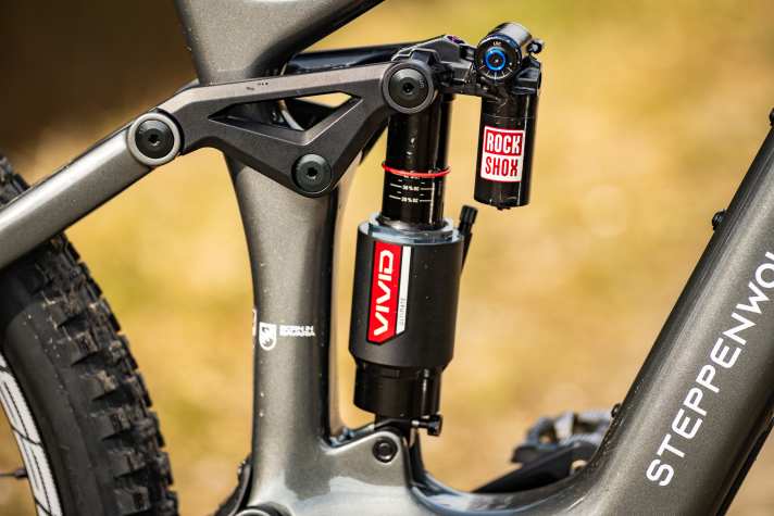 The Vivid Ultimate from Rockshox offers useful adjustment options and is a true enduro shock. However, the rear suspension on the Tundra could be smoother.
