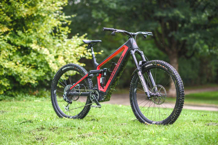 170 millimetres of suspension travel, 29 inches front and rear, long geometry: the Repeater is fully trimmed for speed.