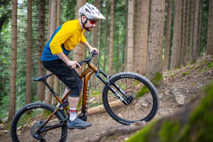 Uphill, the Rift Zone EL with the SX motor is lively, but needs a little pressure on the front. Traction at the rear is only average.