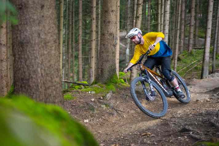 Low bottom bracket, high front: the Rift Zone EL is well integrated on the downhill. However, the suspension remains quite firm overall.