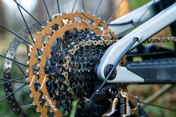 Die <a href="https://www.bike-magazin.de/komponenten/gangschaltungen/trp-evo-12-test-tektro-schaltung-langzeit-check-nur-viel-bling-bling-ober-auch-haltbar/" target="_blank" rel="noopener noreferrer">TRP EVO-12-Kassette ist leicht und schaut in der Gold-Variante besonders edel aus. Sie musste sich bei uns schon im Dauertest beweisen</a>.