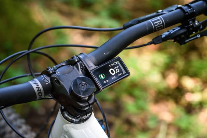 Das Bafang-Display sitzt gut geschützt hinter dem Lenker und zeigt viele Funktionen an. Die Unterstützungsstufen werden farblich dargestellt.