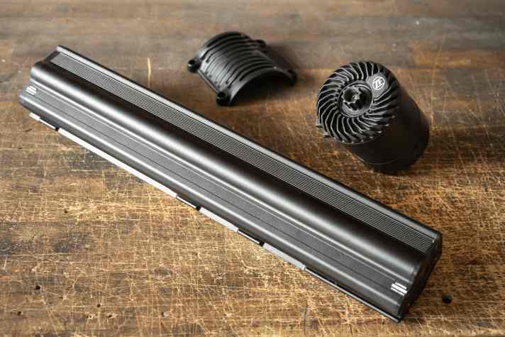 Ganz schönes Gerät: Der ZF-eigene Akku mit 756 Wh wiegt stattliche 4374 g. In unseren Reichhöhentests blieb der Output leider hinter der leichteren Konkurrenz zurück.