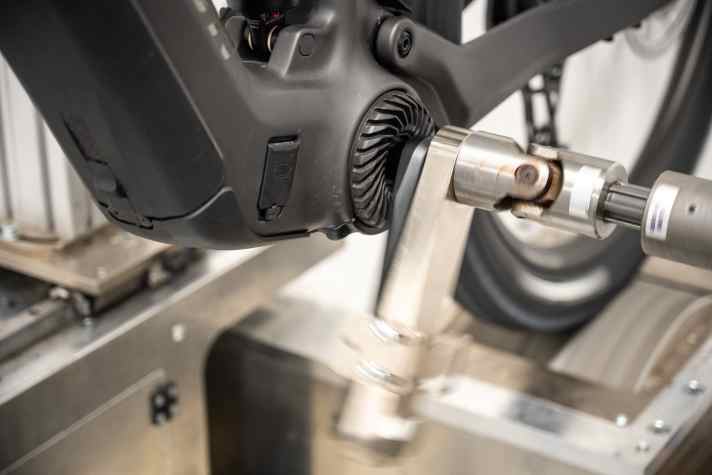 On the test bench, it becomes clear that the ZF CentriX engine delivers what the manufacturer promises.