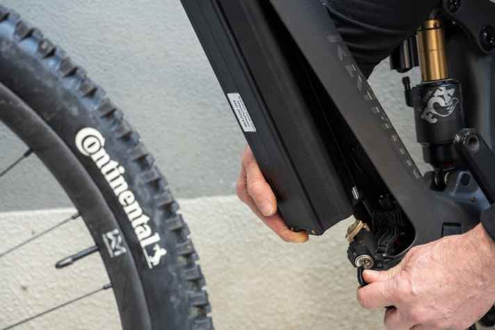 The 756 Wh battery of the ZF Centrix can be secured in the down tube with a lock, removed downwards and replaced with a lighter 504 Wh battery if required.