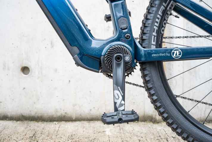 Eingebaut in einem Sample-Bike wird klar: Dieser Motor ist deutlich kompakter als die Klassiker von Bosch und Shimano.