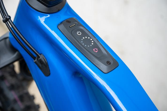 Der Core Controller im Oberrohr dient als Hirn des Systems und zeigt U Stufe und Akkustand an. Größe, Form und Funktionsumfang erinnern stark an Boschs Systemcontroller.