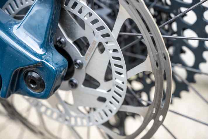 Statt klassischem Bremsscheibenmagnet nimmt der ZF die Radumdrehungen des Hinterrads mit einer Loch-Scheibe auf. Das bringt eine hohe Auflösung und dürfte langfristig einem feinfühligen Fahrgefühl zu Gute kommen.