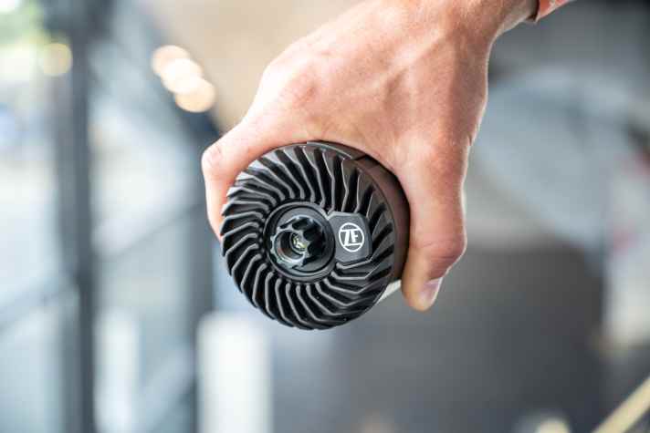 Der ZF Centrix fällt durch seine kreisrunde Form auf, soll 2,5 Kilo wiegen und dabei maximal 90 Newtonmeter liefern.