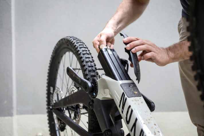 Spart Gewicht, ist aber weniger praktisch: Die Batterie wird nach unten aus aus dem Unterrohr gezogen. Dazu muss man das Bike in der Regel auf den Kopf drehen.