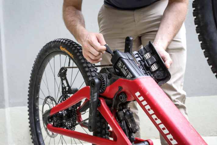 The battery can be removed from the bottom. All you have to do is loosen a screw. A tool is also hidden under the battery cover.
