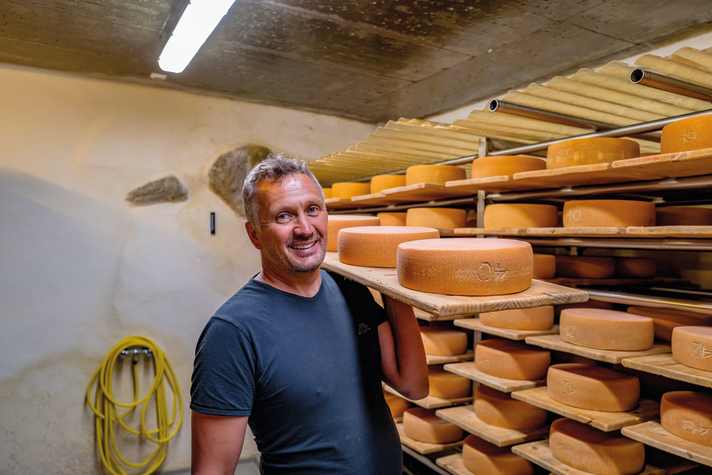 Alex setzt in seiner Käserei Englhorn auf eine traditionelle Herstellung.