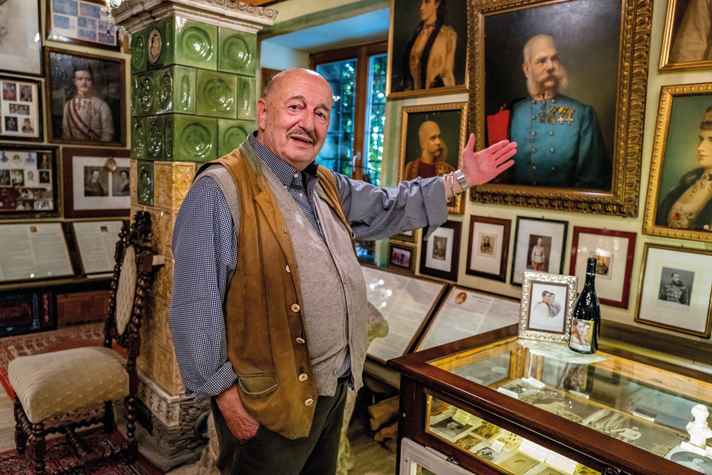 Stolz präsentiert Onkle Taa seine Sammlung im Sissi-Museum.