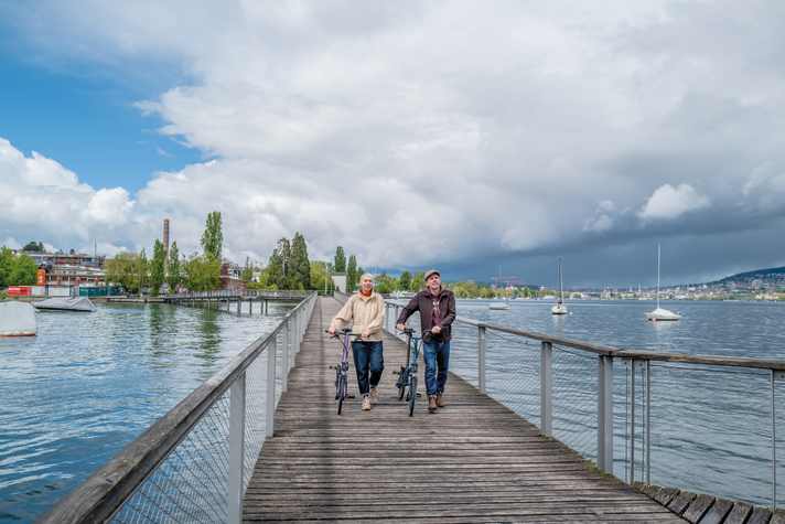 Hier bitte schieben: Cassiopeiasteg über den Zürichsee.