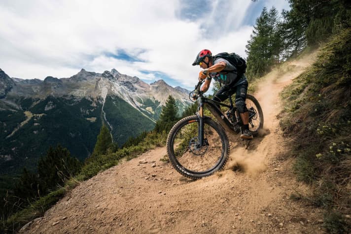 The motto of the All Around eMTB Race: challenging uphill and enjoyable downhill, plus an incomparable landscape in the face of the most famous Alpine peaks - no problem at all in the Aosta Valley.