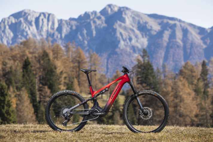 Weniger Federweg, zahmere Ausstattung und gemäßigtere Geometrie: Das Haibike AllMtn CF9, ist weniger auf Abfahrt ausgelegt, teilt sich aber den Rahmen mit dem Hybe CF.
