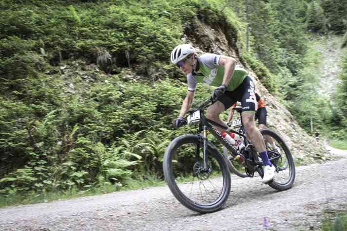 Races are won uphill but lost downhill. Thanks to progressive frame geometries, the test candidates offer no reason for excuses. The Mondraker F-Podium in particular leaves the competition standing on the downhill.