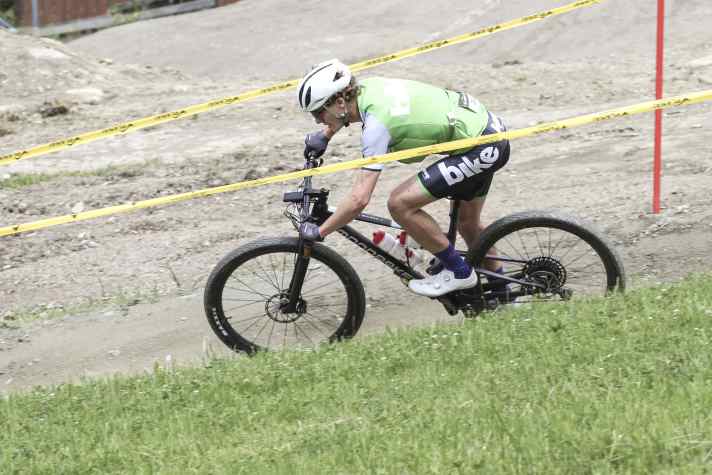 Bergab ist das Mondraker F-Podium kaum zu stoppen. Eine progressive Geometrie und eine hohe Fahrwerksqualität machen sich in der Abfahrt bezahlt.