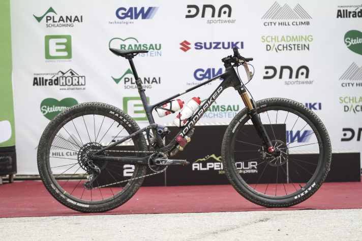 This is where the Mondraker F-Podium belongs: right in the middle of the action at an MTB marathon.