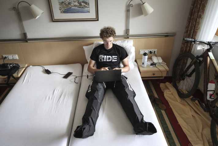 Regeneration makes the difference between success and failure. While Jan hacks the day's test impressions into the keyboard, the Reboots Go X compression shorts pump the lactate out of his legs.