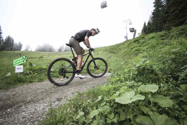 Die Muskeln voll auf Spannung, das System am Anschlag: Das Storck Adrenalin.2 im Test ist ein richtig guter Kletterer.