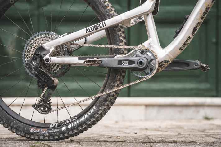 The All Mountain Pelmo is made from recycled material from the Fanes enduro frame, among other things. The milled parts come from Holland and the frame is welded in Germany.
