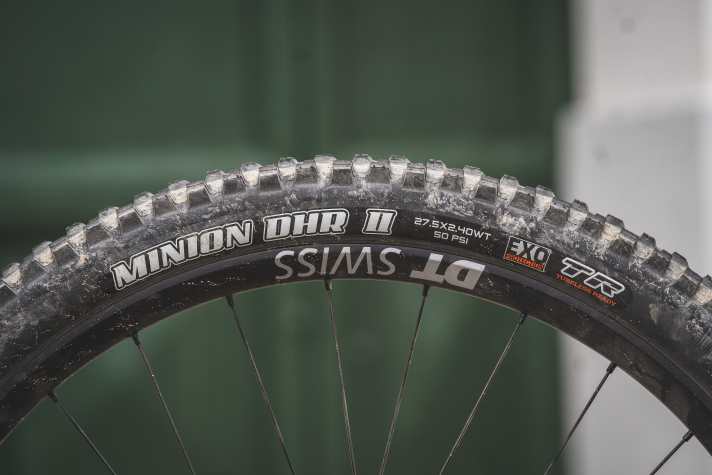 Mit Maxxis Exo-Karkasse liegt die Laufradbeschleunigung trotz fetter Alu-Laufräder im grünen Bereich. Im Test hatten wir am Hinterrad jedoch einen Plattfuß zu verzeichnen.